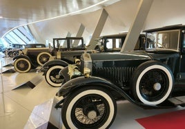 «La historia tras el mito» reúne dieciséis modelos de la casa Rolls Royce en Zaragoza