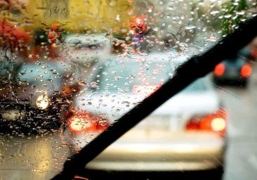 Conducir con viento y lluvia: estos son los errores que debes evitar