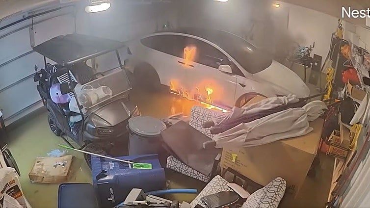 Coches eléctricos inundados y en llamas tras el paso del el huracán Milton