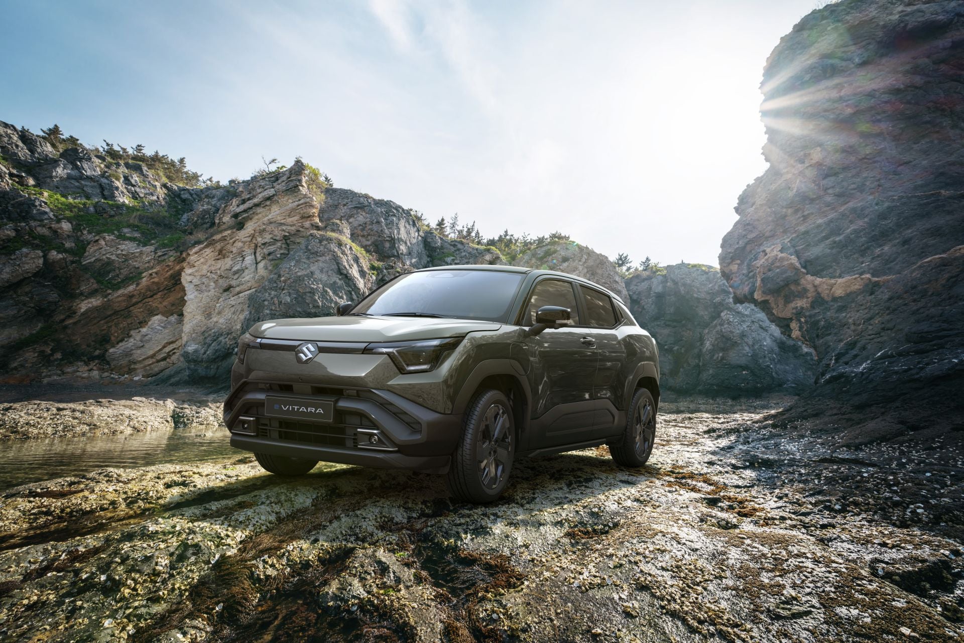 La filosofía de diseño “High-Tech & Adventure” del e VITARA combina la modernidad de un automóvil eléctrico y la naturaleza robusta de un SUV, transmitiendo un carácter aventurero.