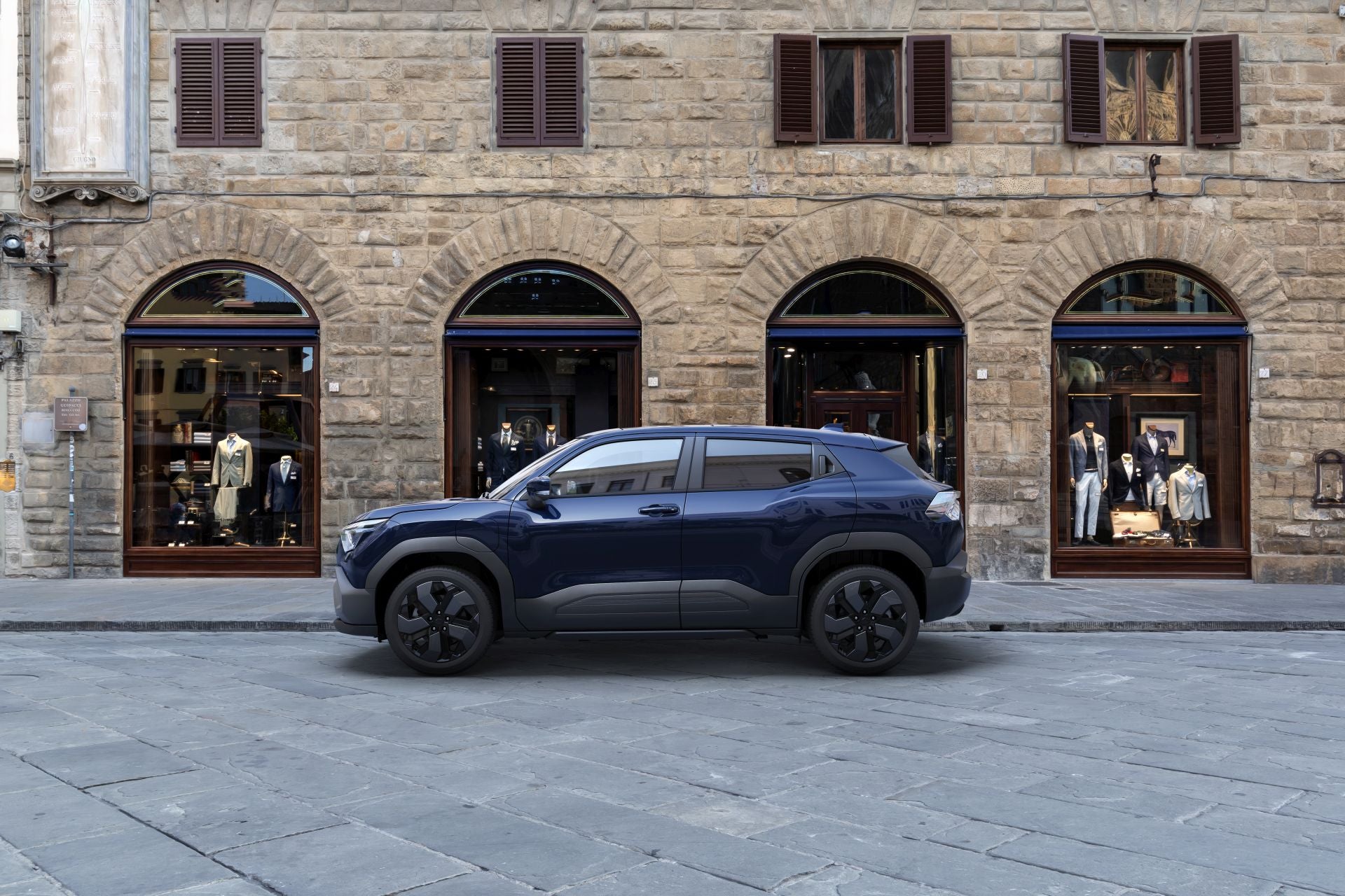 La versión 4x4 integra dos sistemas eAxle, uno en cada eje, con 128 kW de potencia el delantero y 48 kW de potencia el trasero, con una potencia combinada de 135 kW.