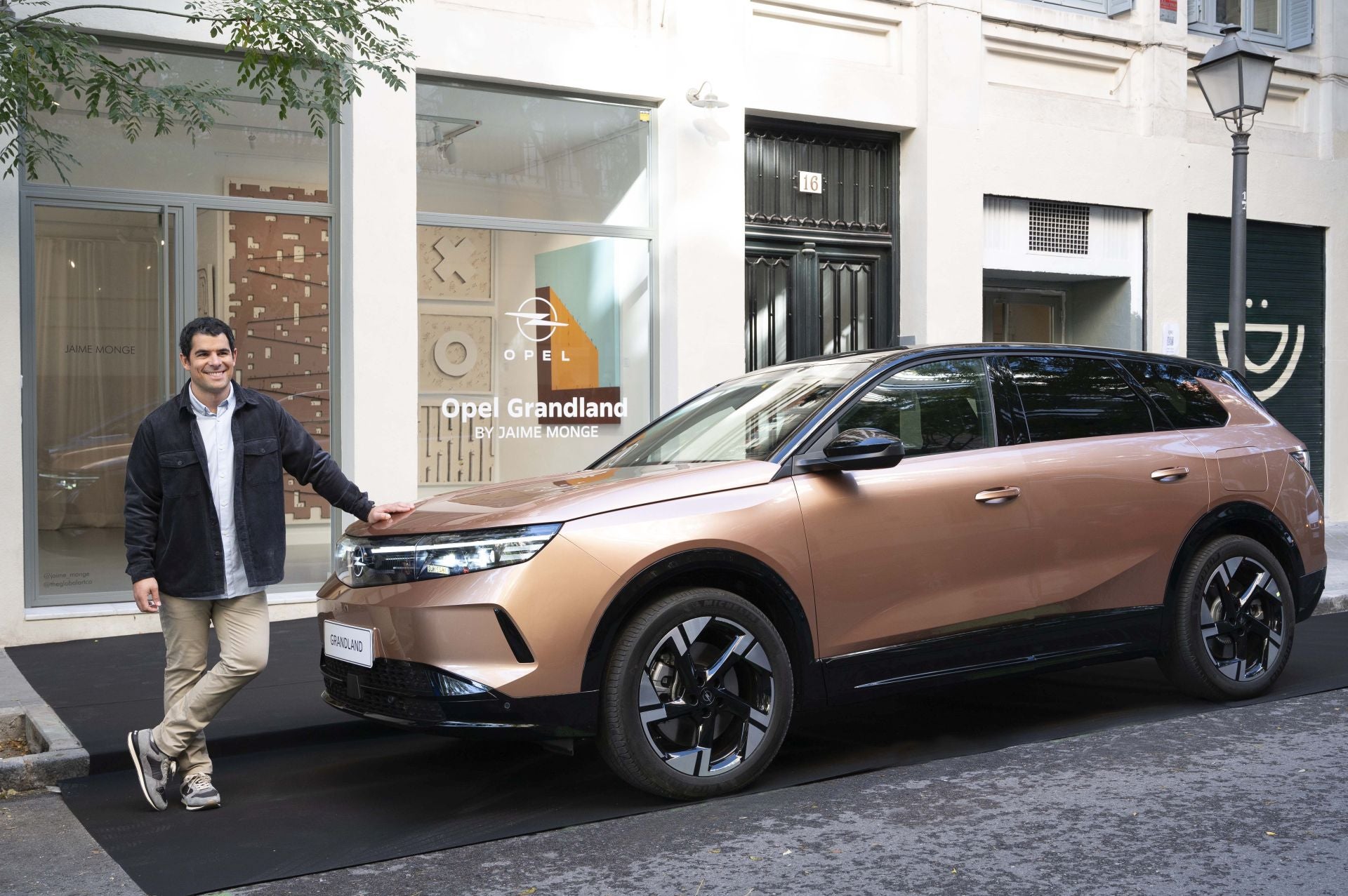 Opel nombra al artista Jaime Monge embajador del nuevo Grandland