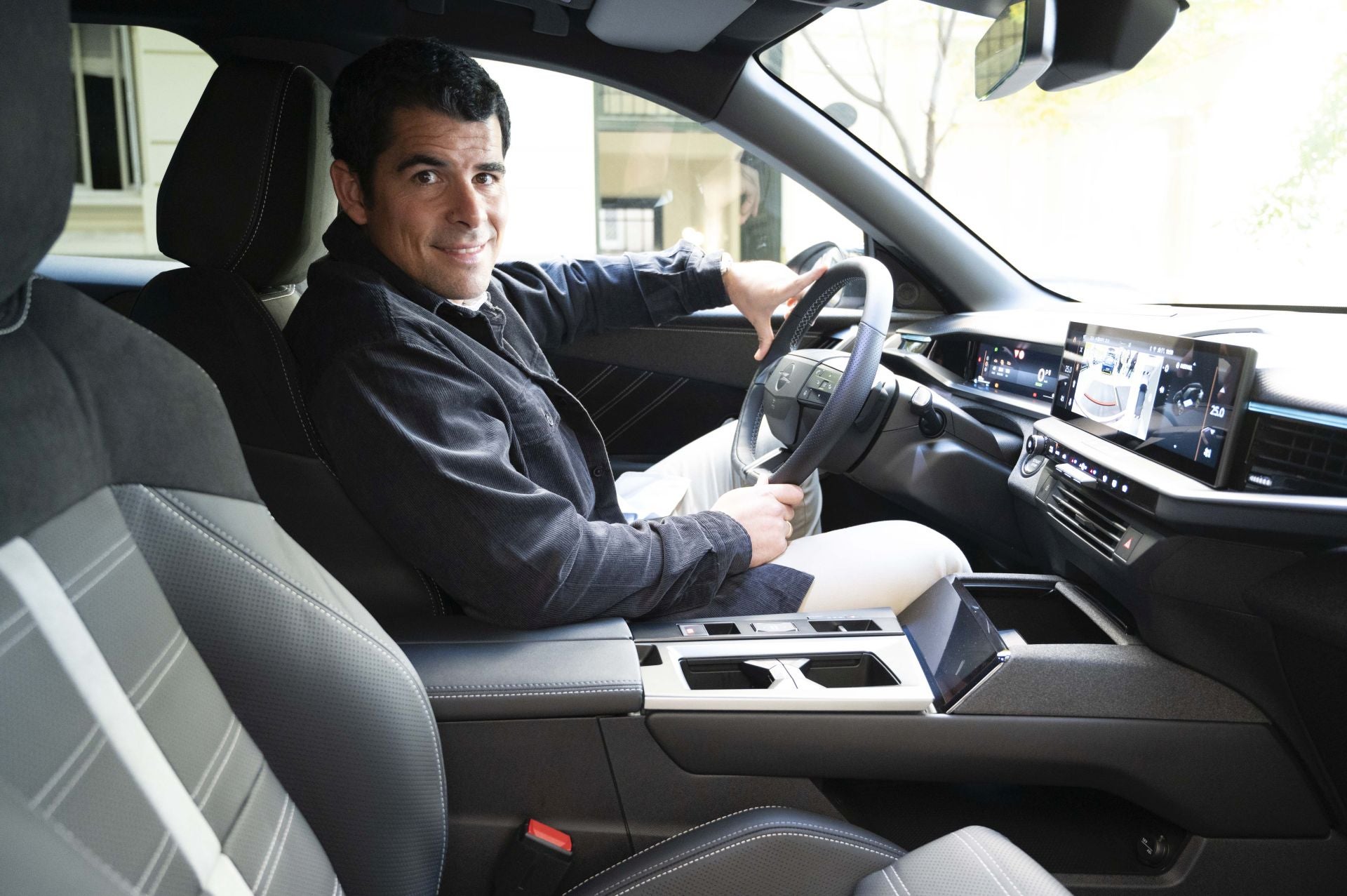 Opel nombra al artista Jaime Monge embajador del nuevo Grandland