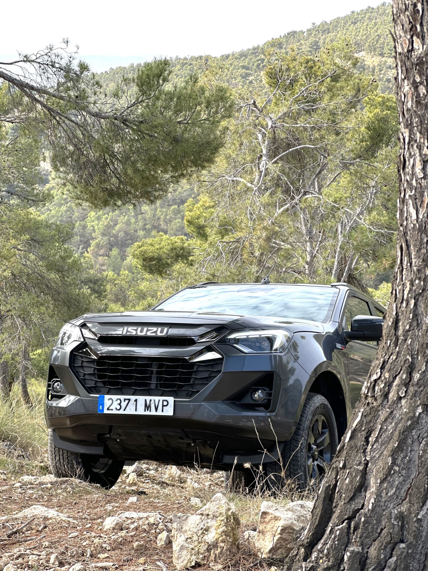 Este sistema, que se suma al bloqueo del diferencial y al control de tracción, optimiza la motricidad en situaciones extremas y sobre cualquier tipo de superficie, limitando la pérdida de motricidad en las ruedas con menos adherencia y enviando más par motor a aquellas ruedas con más agarre