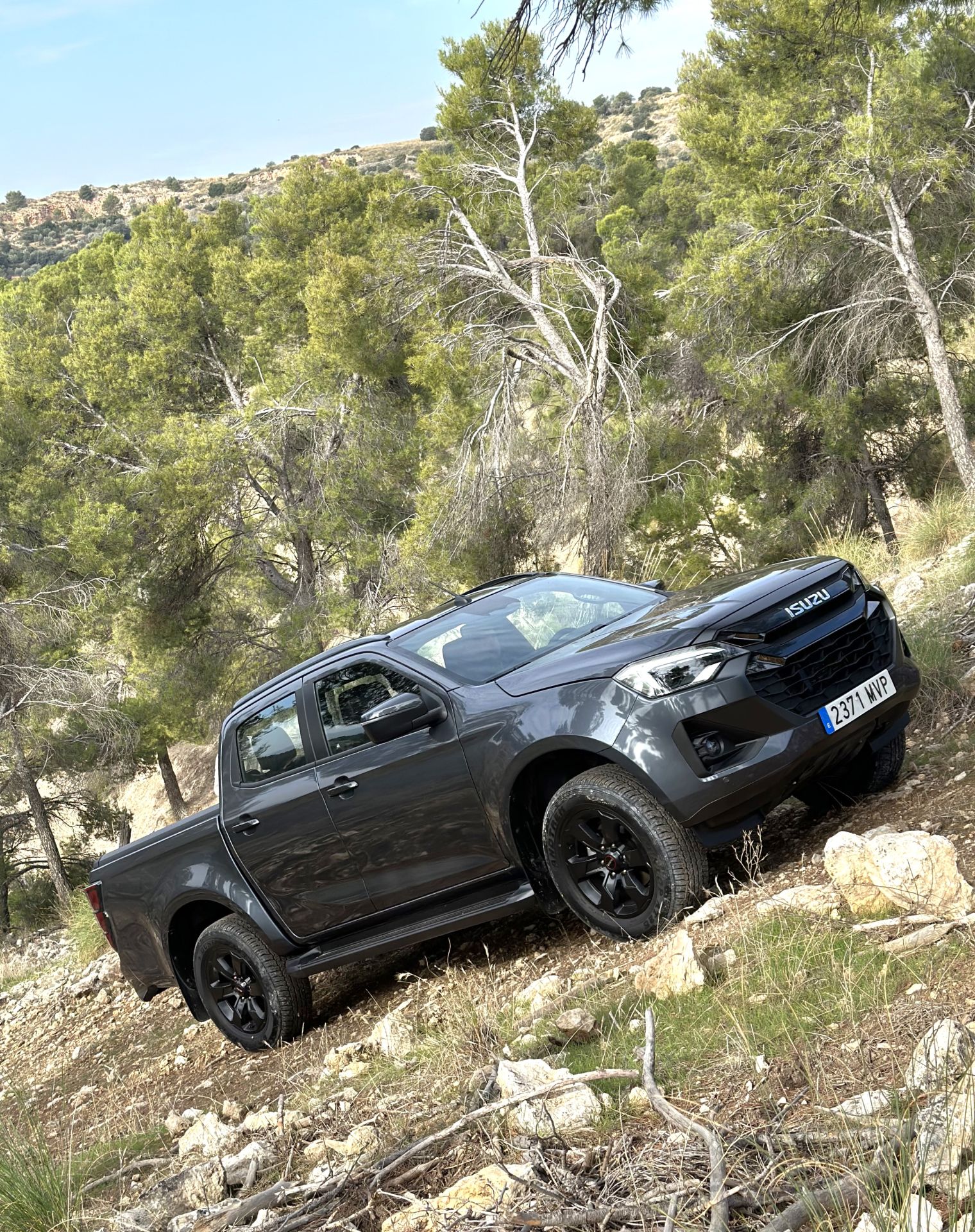 Es un sistema inteligente que nos ayuda a solventar cualquier situación complicada, y que puede utilizarse en combinación con el bloqueo diferencial, y en cualquier modo de tracción (2H, 4H y 4L), siendo un valor añadido y diferencial frente a su competencia