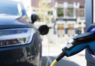 ¿Sale a cuenta el coche eléctrico? Este es el coste real de conducir y repostar