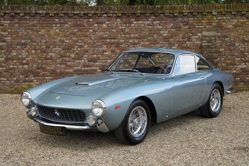 El Ferrari 250 GT de 1963 es uno de los modelos más bellos de la marca y puede superar fácilmente el millón de euros en la subasta.