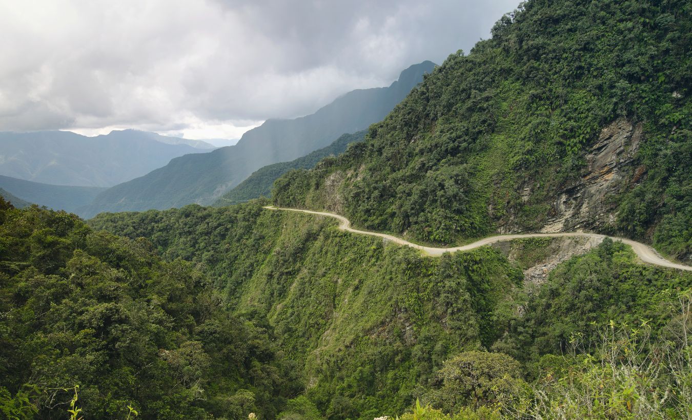 Camino a los Yungas (Bolivia). Conocido como el "Camino de la Muerte", este camino sin barreras se adentra en la selva amazónica y ofrece vistas impresionantes, pero también un riesgo constante de deslizamientos.