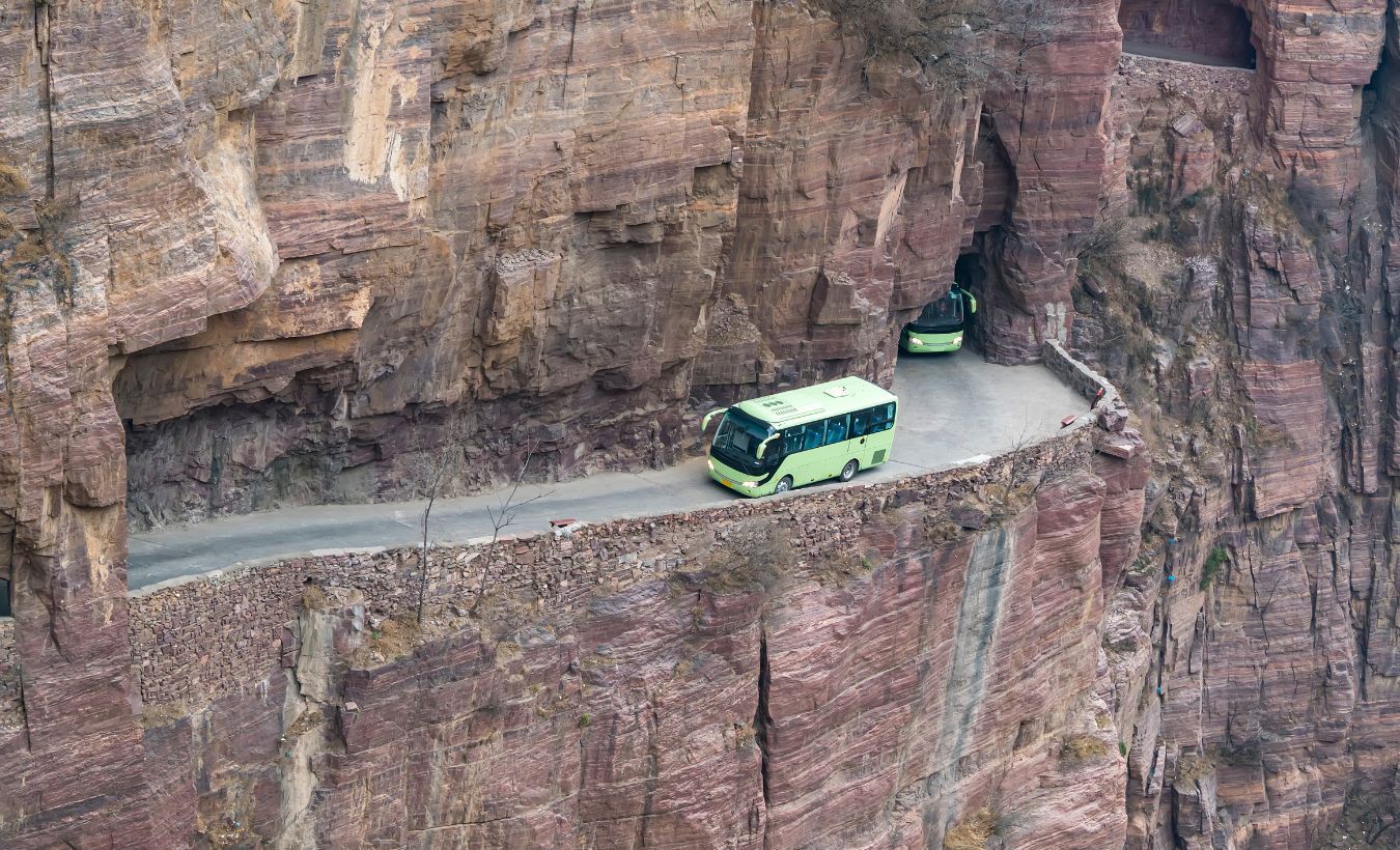  Túnel de Guoliang (China). Excavado a mano en la montaña, este túnel de solo 4 metros de ancho ofrece unas vistas impresionantes, pero también es muy estrecho y oscuro.