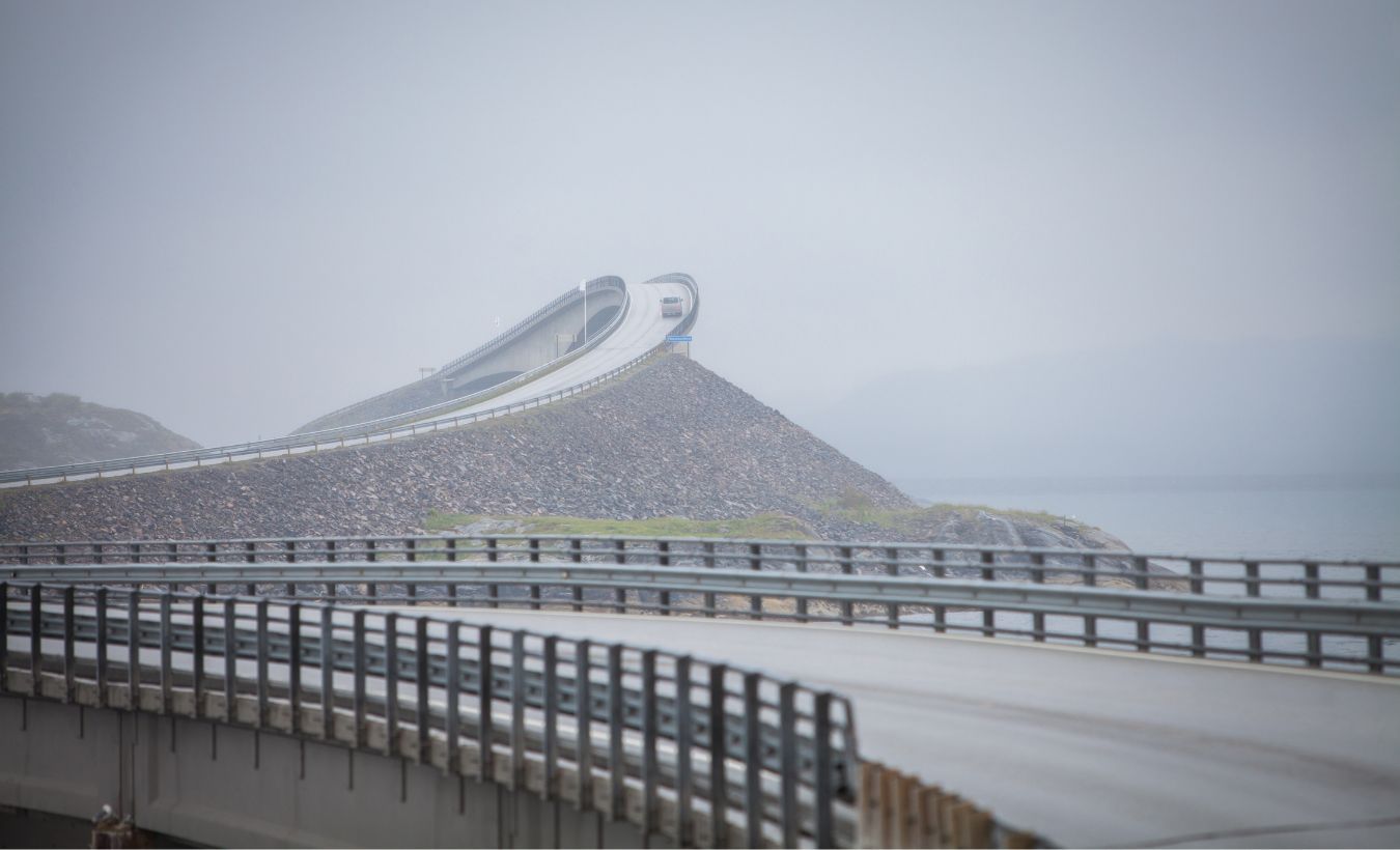 Carretera del Atlántico (Noruega). Con solo 7 metros de ancho, esta carretera serpentea entre islas y fiordos, ofreciendo vistas impresionantes. Sin embargo, las condiciones climáticas pueden cambiar rápidamente, haciendo que esta sea una ruta peligrosa en momentos de tormenta.