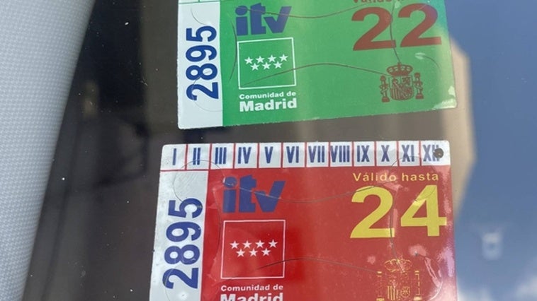 Vuelve el bulo de la pegatina de la ITV: ¿es obligatorio llevarla en el parabrisas?