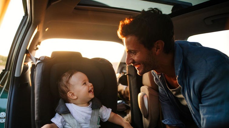 Los peligros de conducir con niños en el coche