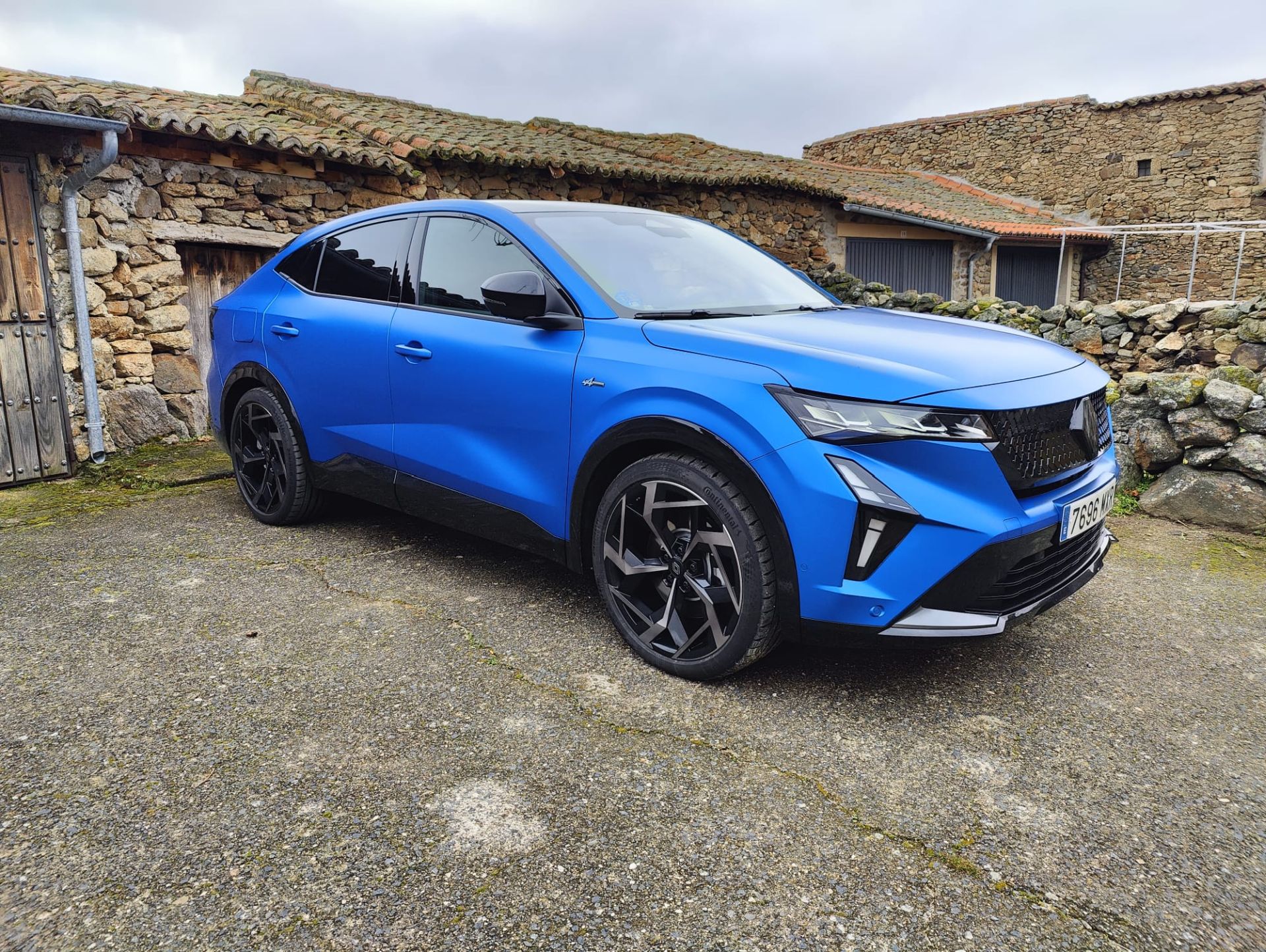 El Renault Rafale E-Tech 4x4 300 CV es un SUV híbrido enchufable que combina diseño, tecnología y rendimiento de una manera única.