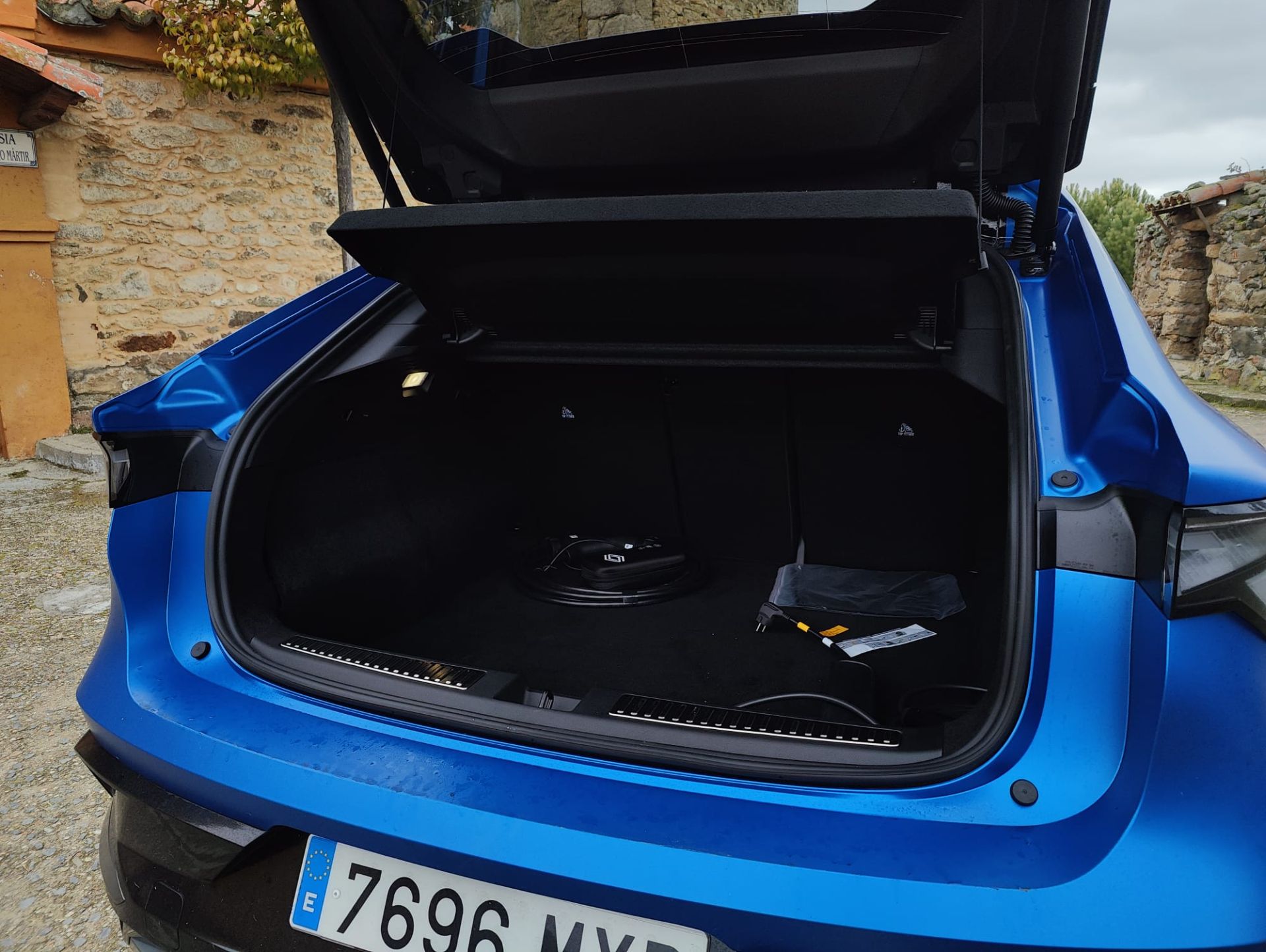 Así es su maletero: Volumen mínimo: 528 litros. Esta capacidad es más que suficiente para el equipaje de una familia en un viaje de fin de semana o para realizar compras voluminosas. Volumen máximo: Abatiendo los asientos traseros, la capacidad del maletero se puede ampliar hasta los 1.900 litros, ofreciendo un espacio de carga prácticamente plano.