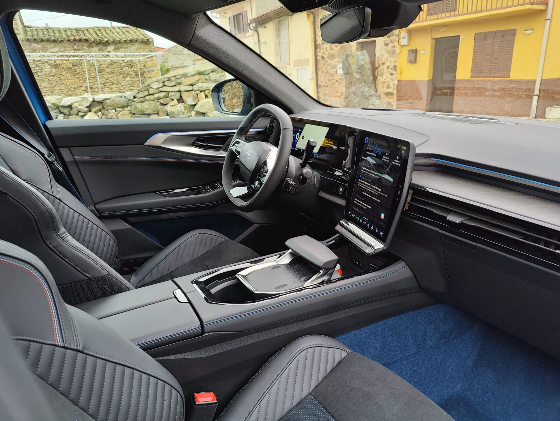 El interior del Rafale está equipado con una pantalla táctil central de gran tamaño, un cuadro de instrumentos digital personalizable y una amplia gama de sistemas de asistencia a la conducción.