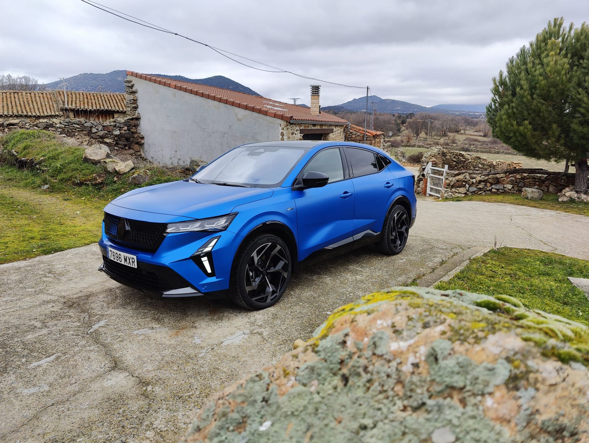 El Rafale cuenta con un chasis deportivo desarrollado en colaboración con Alpine, lo que le proporciona una agilidad y un comportamiento dinámico excepcionales.