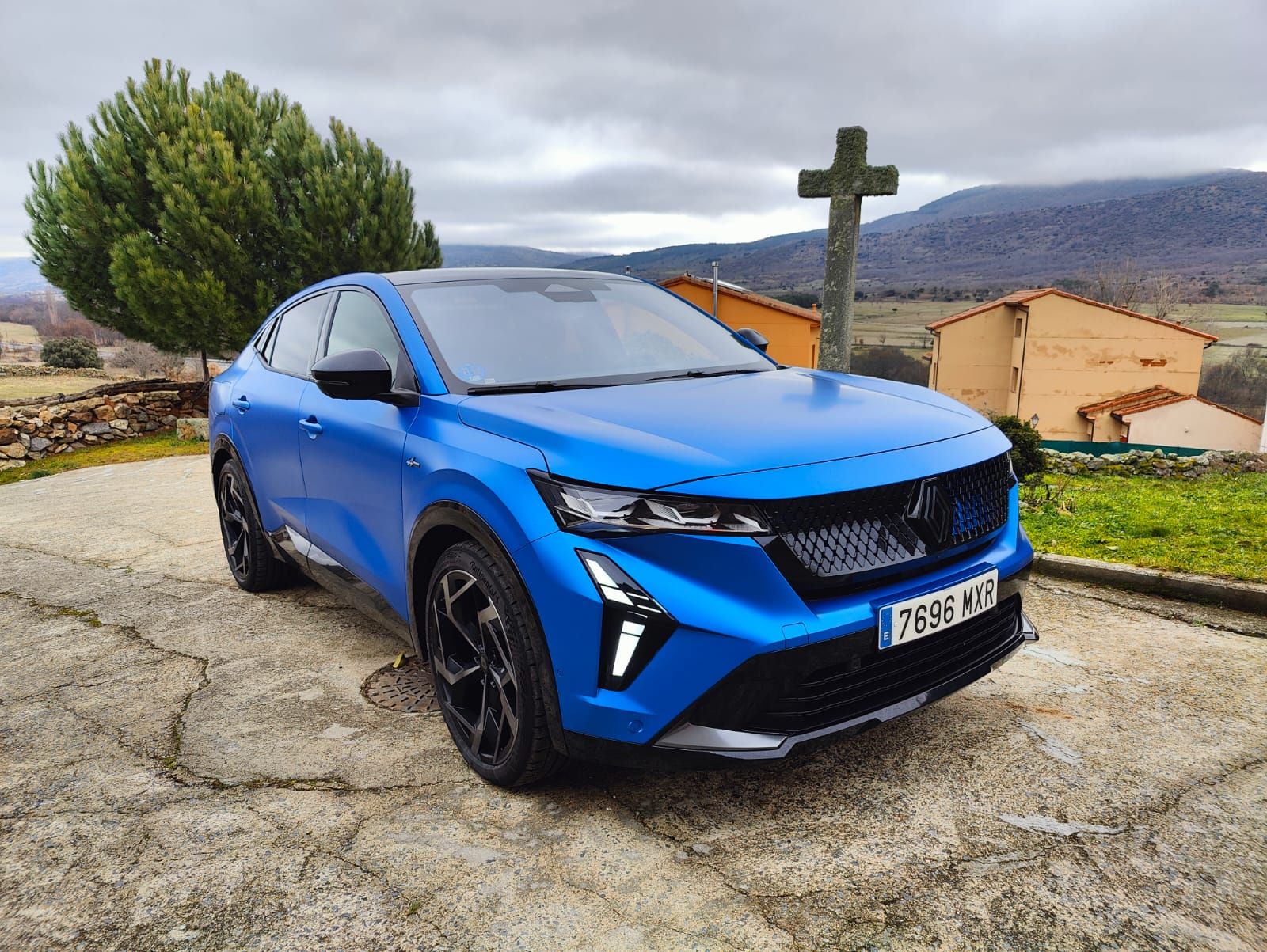 El sistema híbrido E-Tech de Renault es uno de los más avanzados del mercado. Combina un motor de gasolina de 1.2 litros con tres motores eléctricos y una transmisión multimodo, ofreciendo una conducción suave y eficiente.