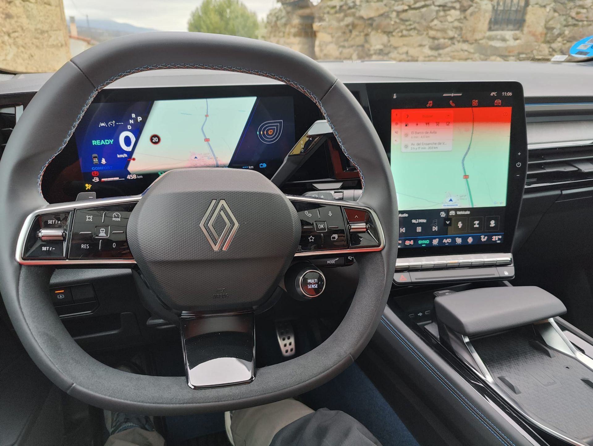 El interior del Rafale está equipado con una pantalla táctil central de gran tamaño, un cuadro de instrumentos digital personalizable y una amplia gama de sistemas de asistencia a la conducción.