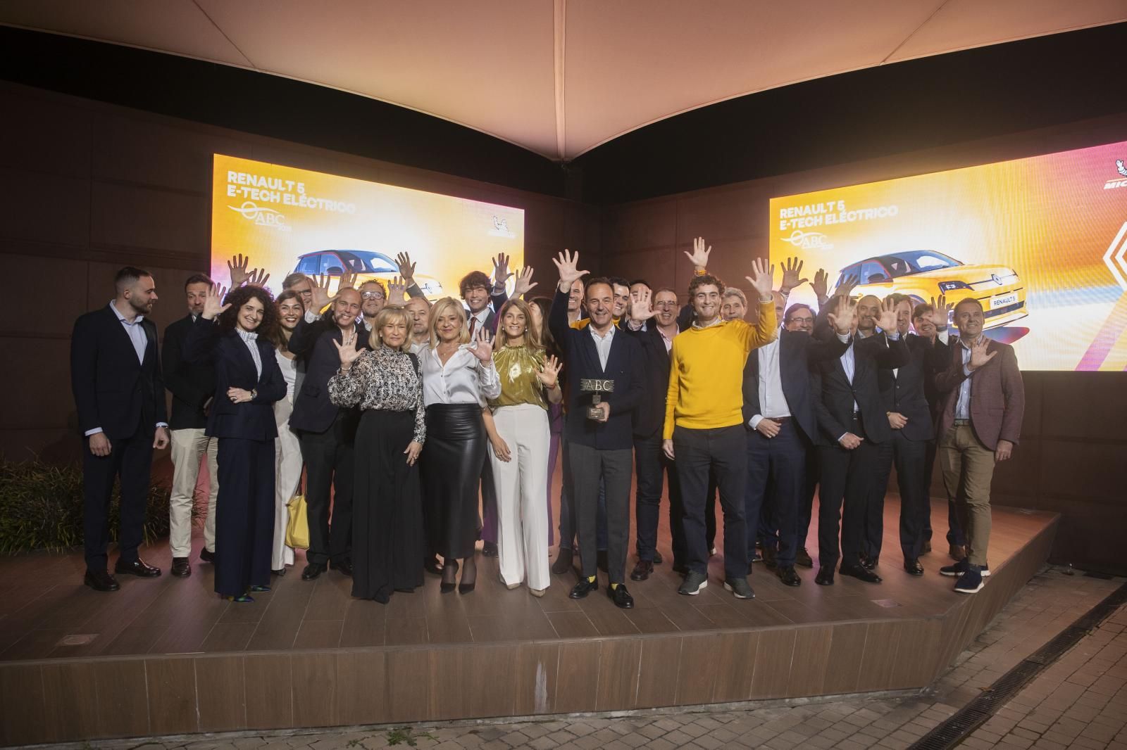 Foto de grupo de los directivos, del comité ejecutivo y de dirección, y de la red de concesionarios de Renault