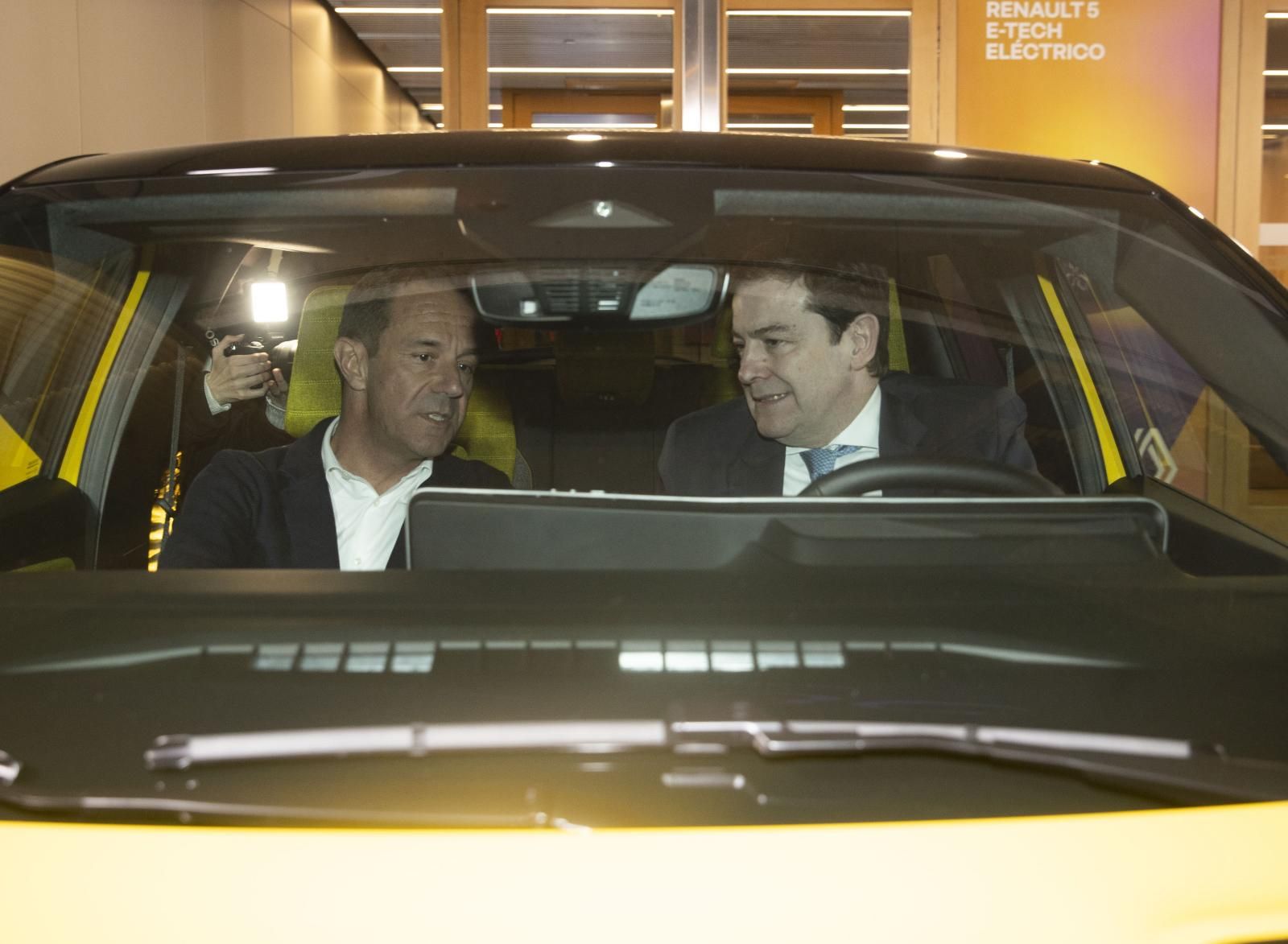 Mañueco y Guigues a bordo del Renault 5