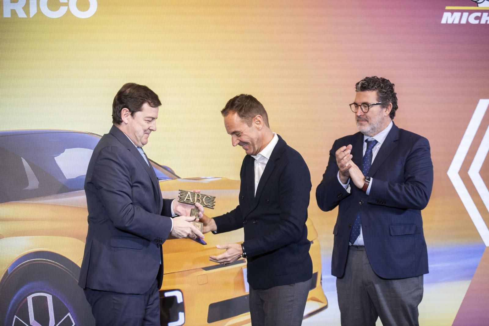 Mañueco entrega a Guigues el galardón, en presencia de Julián Quirós
