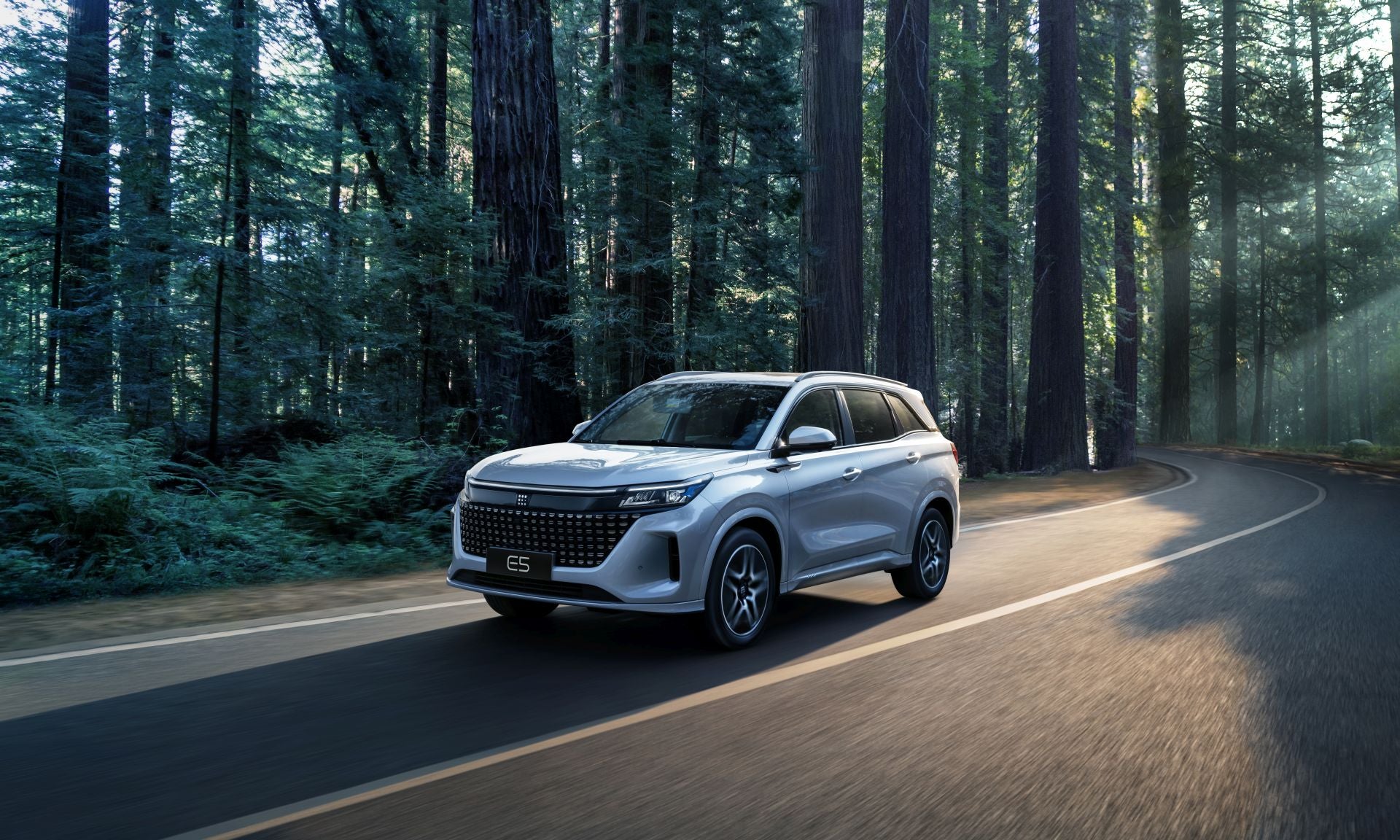 DFSK E5, un interesante SUV de siete plazas, híbrido enchufable