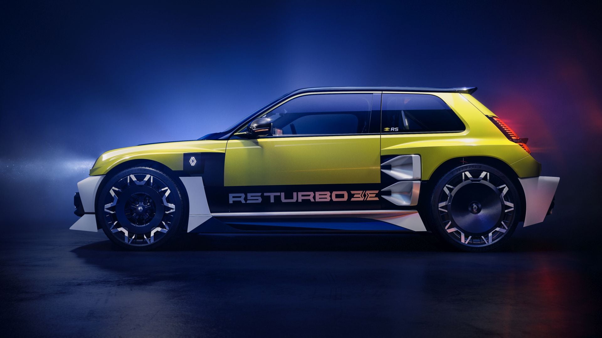 Como reinterpretación moderna y eléctrica de Renault 5 Turbo y Turbo 2 de los años 80, Renault 5 Turbo 3E encarna el espíritu de innovación, audacia y competición que siempre han definido a la marca, respaldado en este caso por Alpine y su experiencia en el desarrollo de modelos eléctricos deportivos y exclusivos.