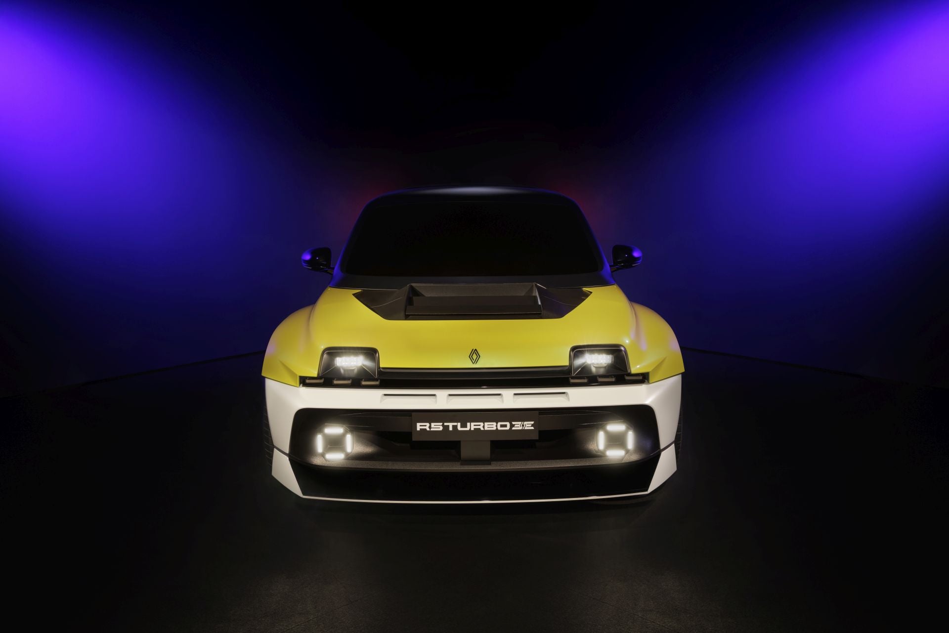 El frontal de Renault 5 Turbo 3E mantiene los mismos principios que sus antecesores: faros cuadrados - ahora de tecnología LED - que se funden con las aristas del capó, una fina franja con tres secciones centrales y luces adicionales, también cuadradas, antes de largo alcance y ahora sustituidas por luces LED de día.