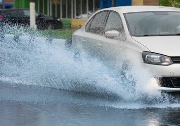 La multa que te puedes llevar por salpicar a un peatón con el coche