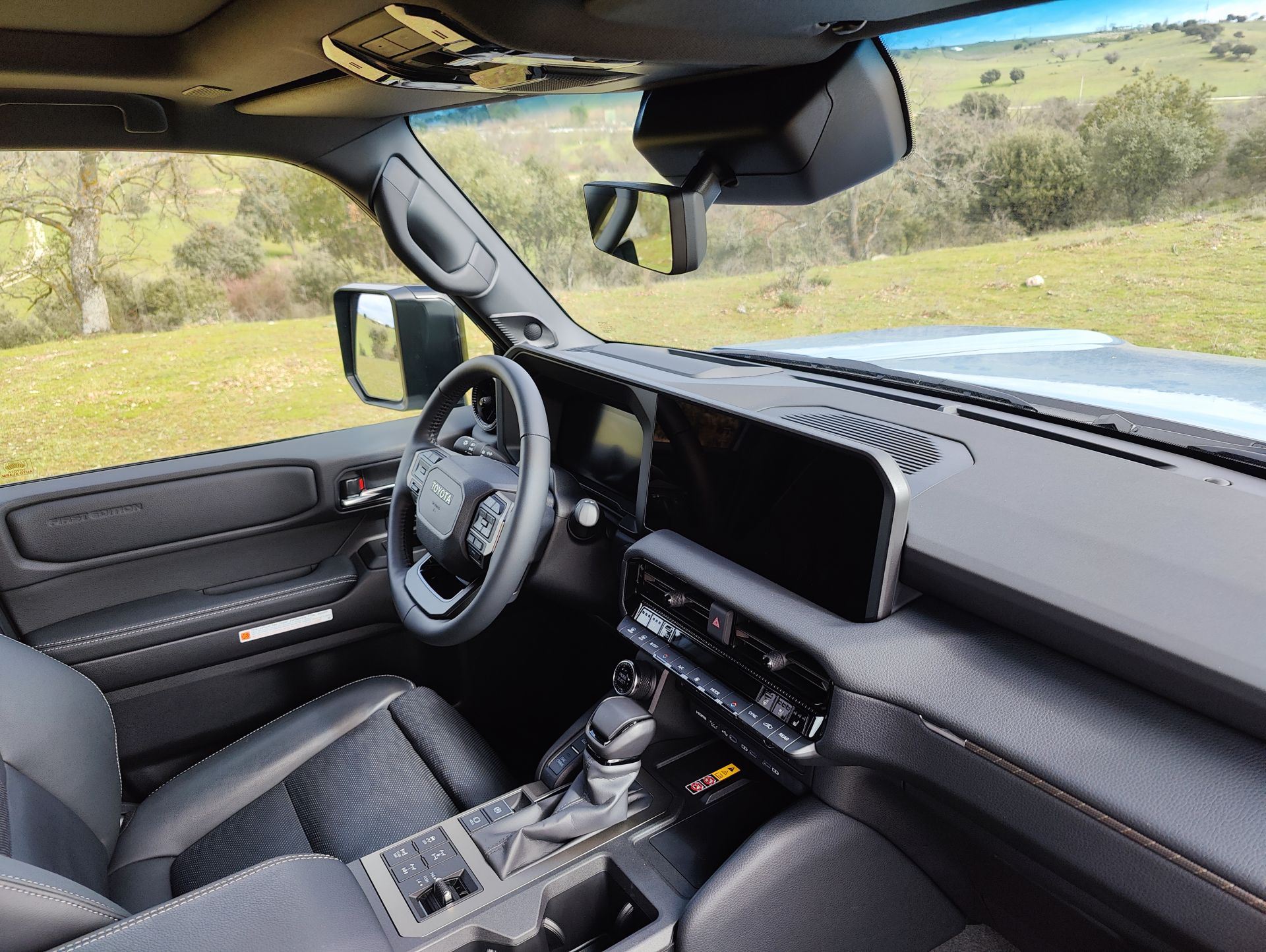 La First Edition viene con un equipamiento completo que incluye: Sistema de infoentretenimiento con pantalla táctil. Sistemas de asistencia a la conducción avanzados. Asientos de cuero y otros elementos de confort.