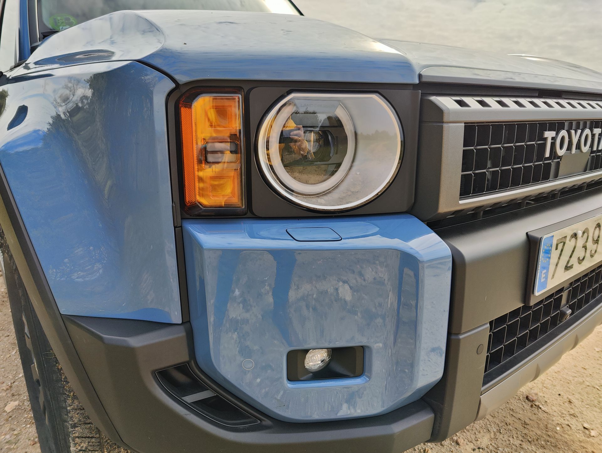 Faros redondos LED y una parrilla delantera distintiva le dan un aspecto retro y aventurero.