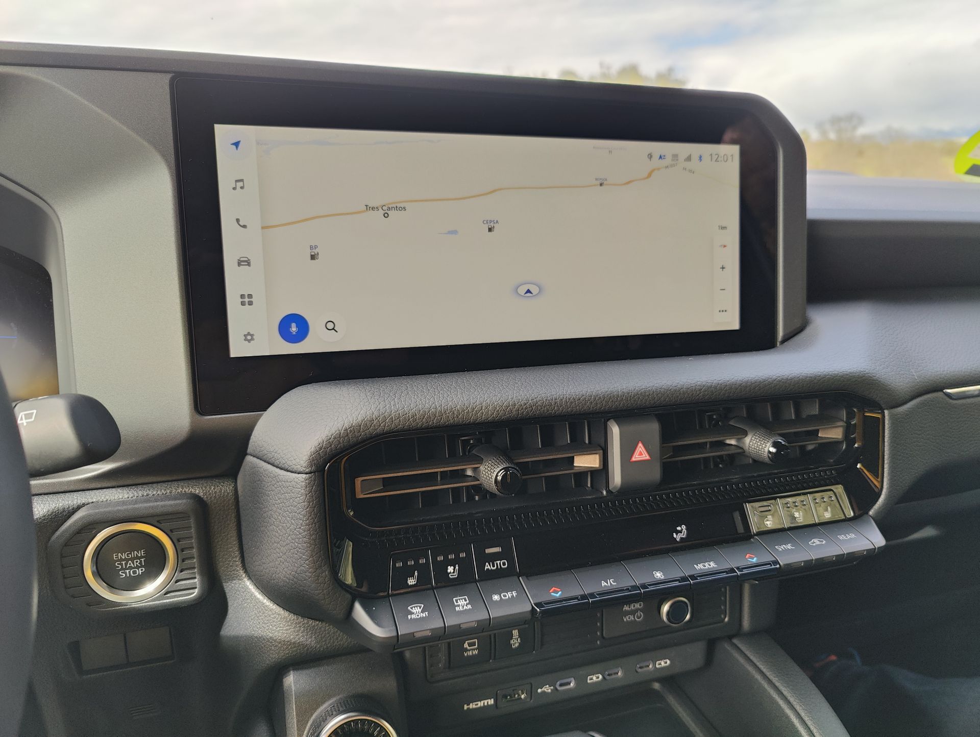 La First Edition viene con un equipamiento completo que incluye: Sistema de infoentretenimiento con pantalla táctil. Sistemas de asistencia a la conducción avanzados. Asientos de cuero y otros elementos de confort.