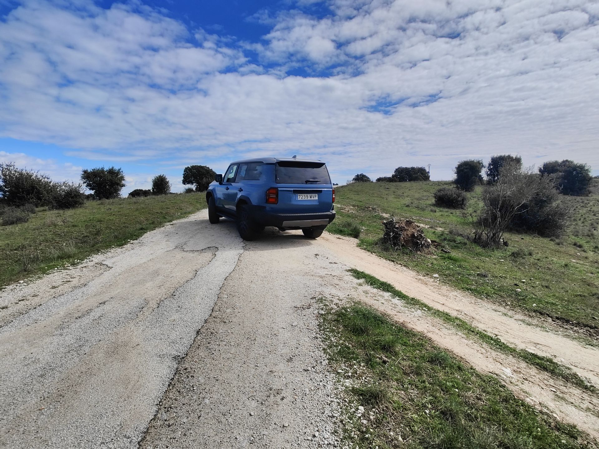 La tradición se ha fusionado con modernidad para dar lugar a una imagen atemporal que expresa la capacidad del vehículo de sobreponerse a las condiciones más adversas.