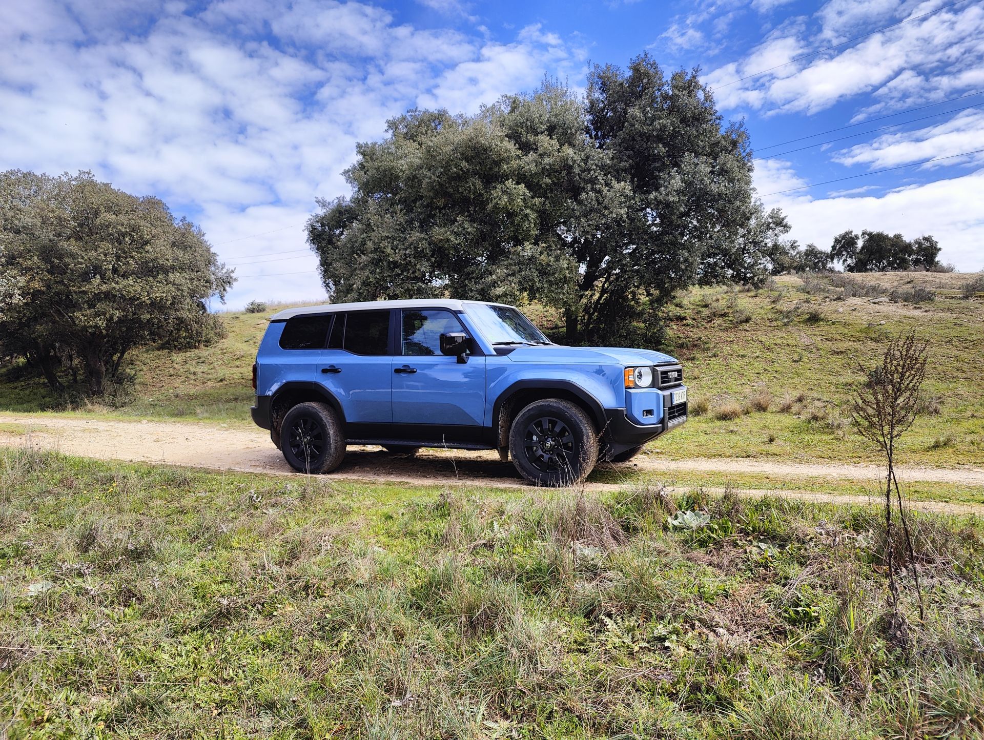 Su aspecto duro y robusto expresa la ‘vuelta a los orígenes’ del nuevo Land Cruiser, pero también resulta particularmente práctico, siguiendo el principio de que la forma se adapta a la función.