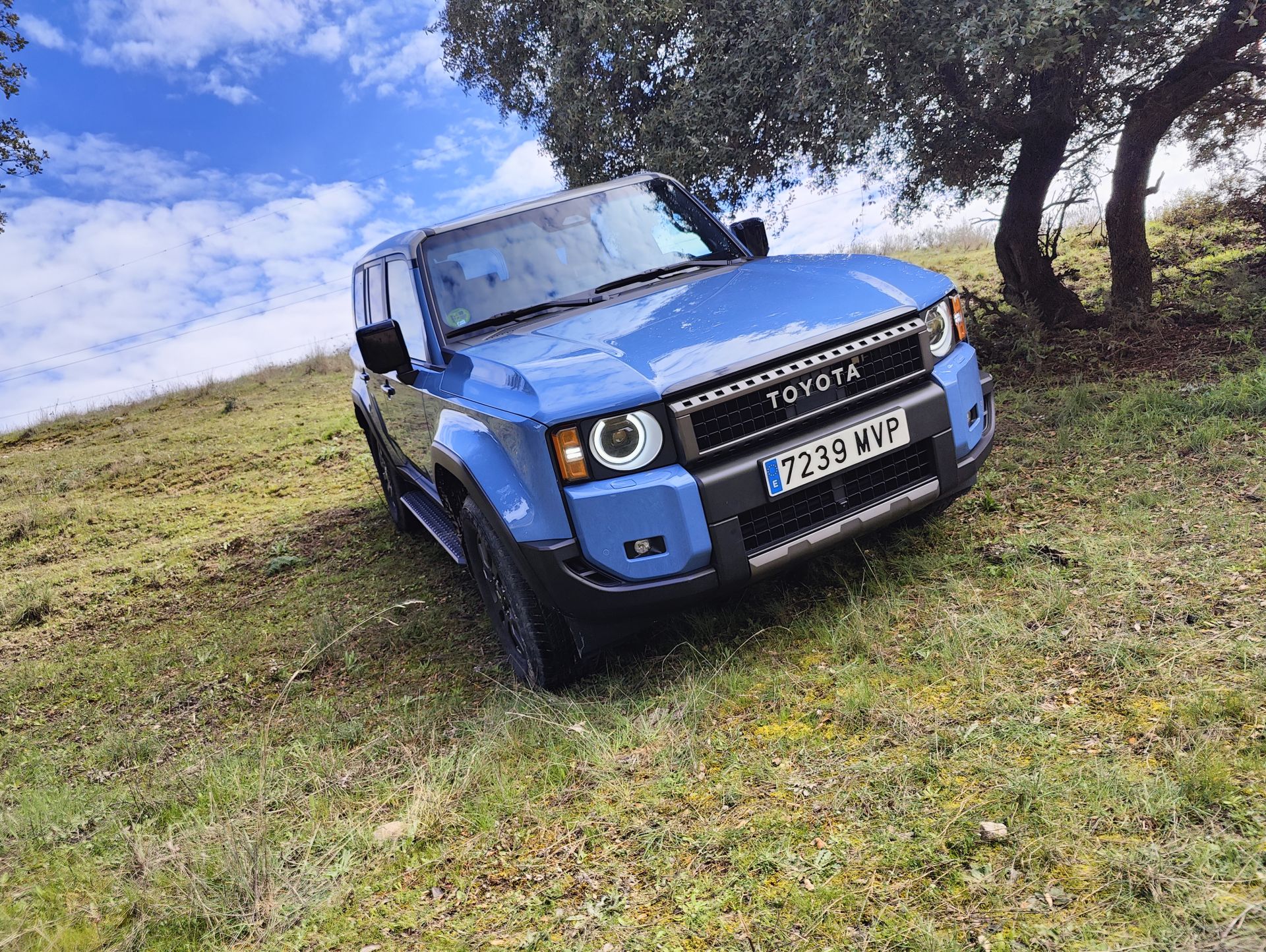 El interior ofrece una selección de configuraciones de cinco o siete plazas, con un diseño que evoca la fuerza y la funcionalidad de un auténtico todoterreno. Esto se aprecia en detalles como la disposición horizontal del cuadro de instrumentos y las botoneras, diseñadas para facilitar su manipulación, incluso al circular por terrenos complicados.