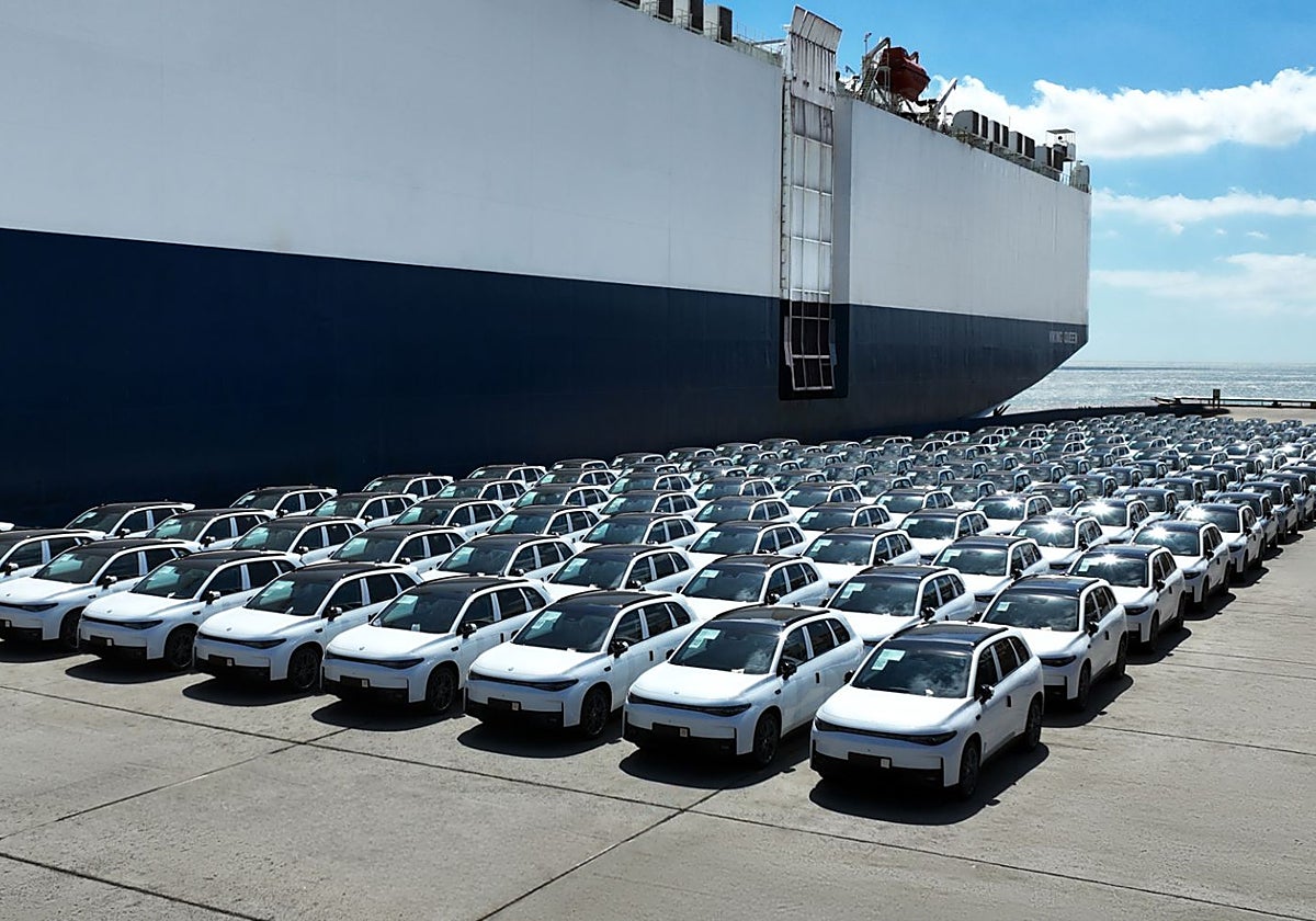 Vehículos chinos listos para ser embarcados con destino Europa