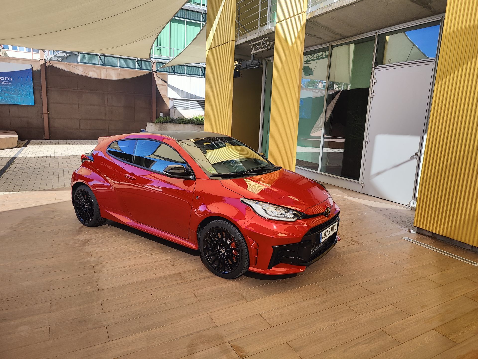 l GR Yaris presenta una amplia gama de abanico de colores donde destaca el nuevo color Gris Átomo* como gran novedad, que se suma a los ya habituales Rojo Emoción, Negro Montecarlo y Blanco Classic, que representan fielmente los colores de TOYOTA GAZOO Racing (TGR).