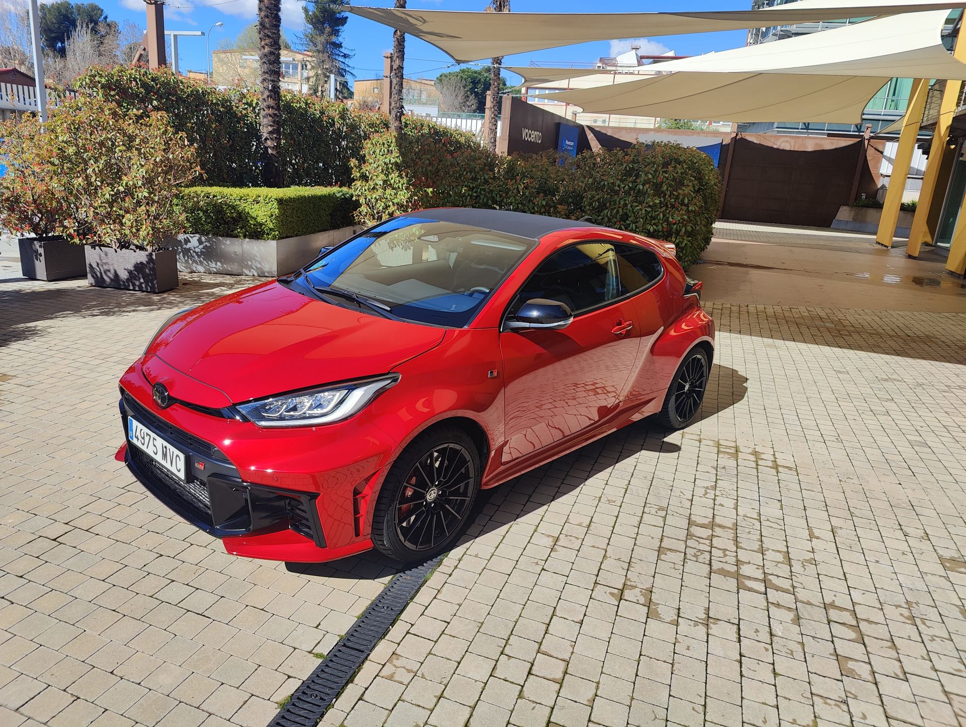 Se ha mejorado la refrigeración de los frenos, ampliando las aberturas del paragolpes y los conductos de refrigeración, y se ha equipado un pequeño sub-radiador para ayudar al motor a mantenerse en la temperatura óptima de trabajo, incluso en las condiciones más exigentes.