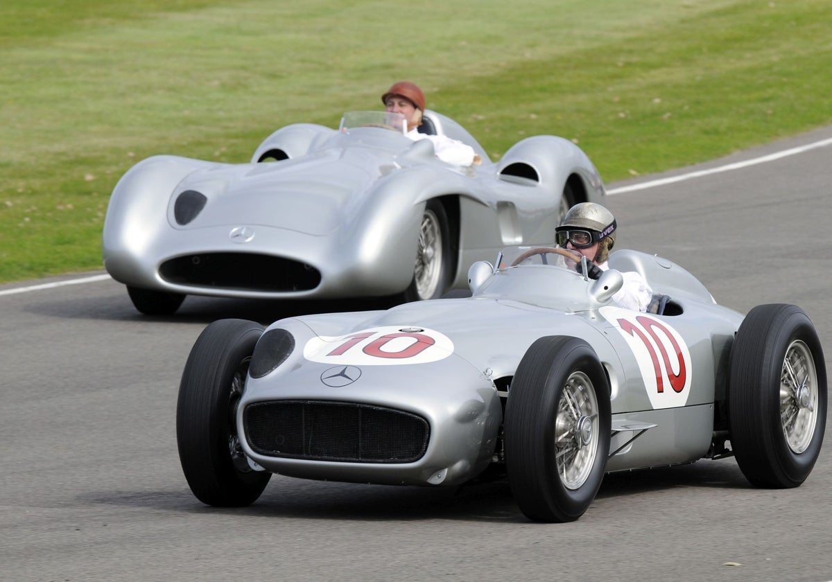 El W 196 R con ruedas descubiertas, conducido por Herrmann en el Goodwood Revival 2011. Al fondo, el W 196 R con carrocería aerodinámica y Juan Manuel Fangio II al volante, sobrino del quíntuple campeón del mundo