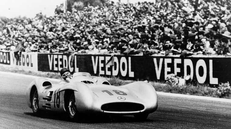 angio y el W 196 R con la carrocería envolvente, vence en el G.P de Francia de 1954, en el rápido trazado de Reims