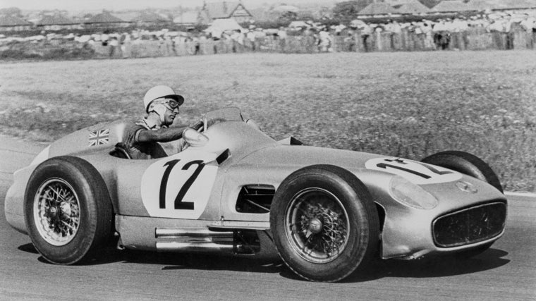 Moss y el W 196 R chasis 0009, con ruedas descubiertas, en el GP de Gran Bretaña 1955, luego correrá en Monza, con este mismo coche, con carrocería envolvente