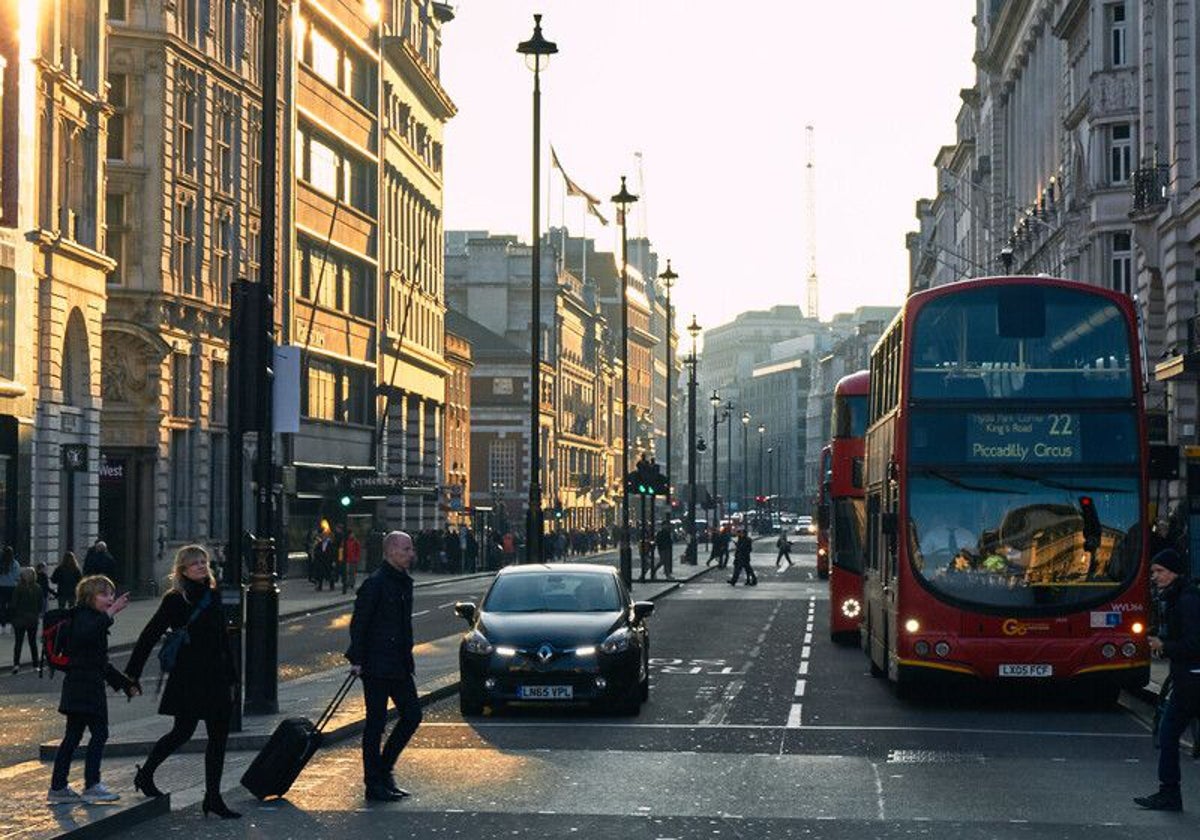 Coches circulando en Londres