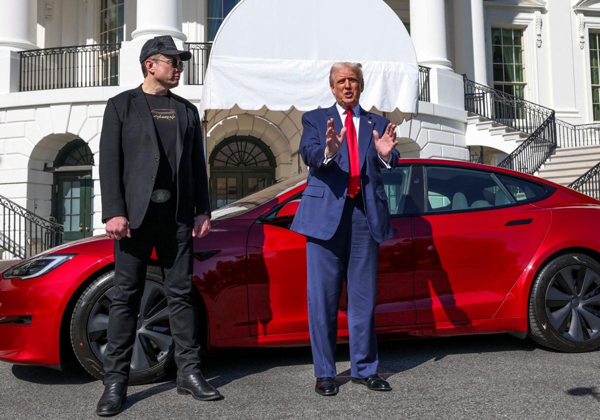 Trump y Musk, delante de un Tesla en la Casa Blanca.