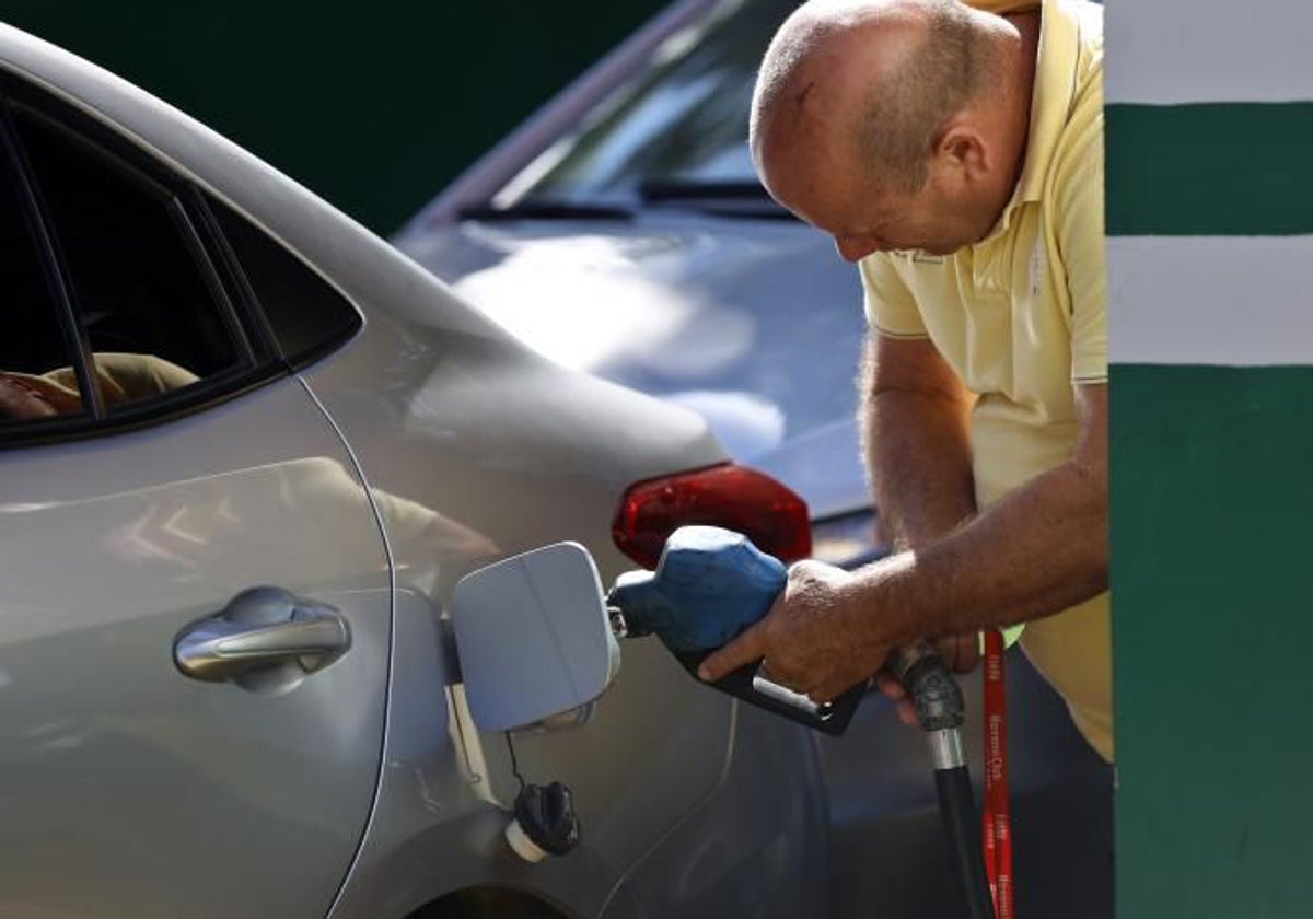 Llenar el depósito cada vez cuesta más y por eso hay que evitar un consumo extraordinario