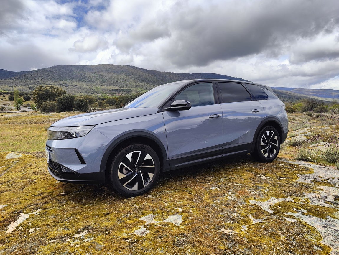 Presenta una silueta SUV robusta y proporcionada, con líneas limpias y superficies fluidas. Se aprecia una mayor sensación de solidez y una postura más imponente en comparación con su predecesor