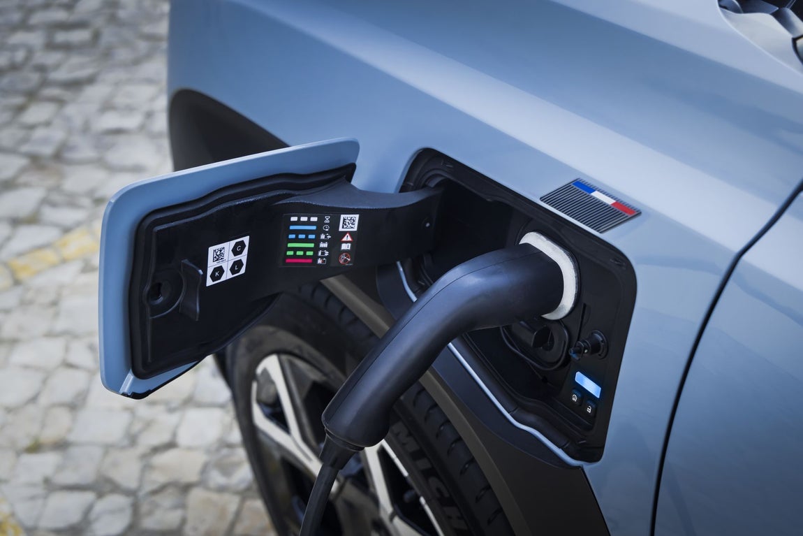 Anunciado en el Salón del Automóvil de París de 2022 como show-car (4EVER Trophy), Renault 4 E-Tech 100% eléctrico se inspira en el ADN del modelo original para reinventarse bajo la forma de un compacto versátil de hoy.