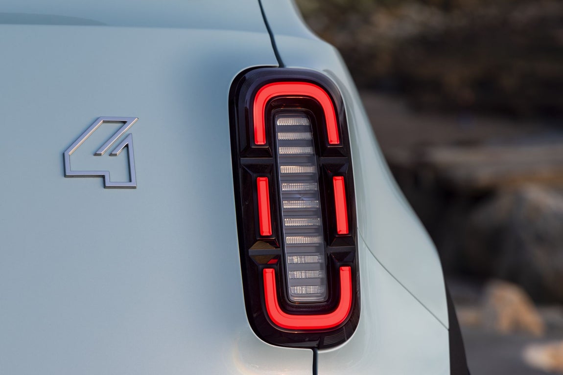 100% eléctrico y conectado, es más que nunca un «coche lleno de vida» y más aún, un aventurero del día a día.