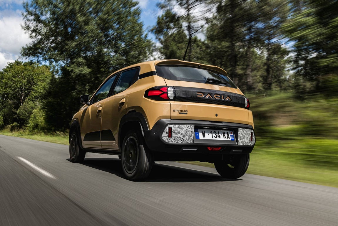 Spring se beneficia del nuevo diseño de Dacia que estrenó la última generación de Duster. Un estilo robusto y asertivo que hace que Spring sea más atractivo que nunca. La metamorfosis es espectacular en el interior, donde se han rediseñado todos los elementos, así como en el exterior, donde el techo es la única pieza de carrocería que se conserva del modelo anterior.