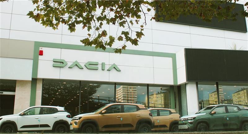 Los volúmenes muy estructurados y elaborados del nuevo diseño de Dacia otorgan una nueva fuerza a Spring. La fuerza estética que emana del modelo se basa también en unas líneas sencillas y depuradas, claramente definidas, como, por ejemplo, las del capó, muy esculpido.