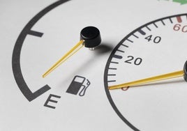 La caída del precio del crudo provoca la bajada de los combustibles